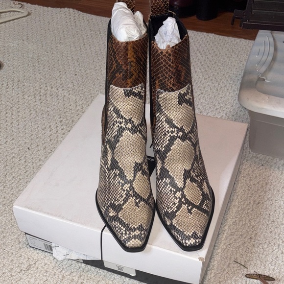 NWT Dolce Vita Monochrome Snake Print Leather Boots - Picture 4 of 5